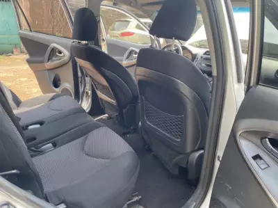 TOYOTA RAV4 ESSENCE  AUTOMATIQUE CLIMATISÉE OCCASION GUINÉENNE EN TRÈS BON ÉTAT.