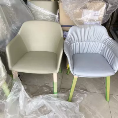 Chaise et table de bureau 