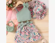 Jeune fille à noeud papillon top