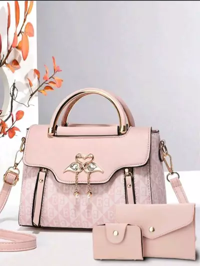 Sac à main à la mode breloque. Couleur rose taille unique 