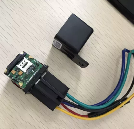 Traqueur GPS de VOITURE et MOTO en Temps Réel, Coupé Moteur a Distance